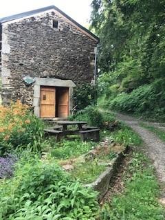 Situé en pleine forêt, au milieu d une châtaigneraie, sans voisins, à l'eau de source, sur un chemin de randonnée, c'est un lieu propice au ressourcement et au tourisme vert.   Le lieu est une très ancienne ferme réhabilitée par nos soins depuis 2018 avec des matériaux respectueux, et un souci de préservation des ressources locales telles que l'eau et le bois. Il permet d accueillir jusqu'à 14 personnes. https://hrvroy.wixsite.com/coeurdeforet