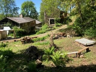 Situé en pleine forêt, au milieu d une châtaigneraie, sans voisins, à l'eau de source, sur un chemin de randonnée, c'est un lieu propice au ressourcement et au tourisme vert.   Le lieu est une très ancienne ferme réhabilitée par nos soins depuis 2018 avec des matériaux respectueux, et un souci de préservation des ressources locales telles que l'eau et le bois. Il permet d accueillir jusqu'à 14 personnes. https://hrvroy.wixsite.com/coeurdeforet