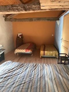 Situé en pleine forêt, au milieu d une châtaigneraie, sans voisins, à l'eau de source, sur un chemin de randonnée, c'est un lieu propice au ressourcement et au tourisme vert.   Le lieu est une très ancienne ferme réhabilitée par nos soins depuis 2018 avec des matériaux respectueux, et un souci de préservation des ressources locales telles que l'eau et le bois. Il permet d accueillir jusqu'à 14 personnes. https://hrvroy.wixsite.com/coeurdeforet