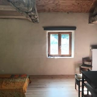 Situé en pleine forêt, au milieu d une châtaigneraie, sans voisins, à l'eau de source, sur un chemin de randonnée, c'est un lieu propice au ressourcement et au tourisme vert.   Le lieu est une très ancienne ferme réhabilitée par nos soins depuis 2018 avec des matériaux respectueux, et un souci de préservation des ressources locales telles que l'eau et le bois. Il permet d accueillir jusqu'à 14 personnes. https://hrvroy.wixsite.com/coeurdeforet