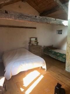 Situé en pleine forêt, au milieu d une châtaigneraie, sans voisins, à l'eau de source, sur un chemin de randonnée, c'est un lieu propice au ressourcement et au tourisme vert.   Le lieu est une très ancienne ferme réhabilitée par nos soins depuis 2018 avec des matériaux respectueux, et un souci de préservation des ressources locales telles que l'eau et le bois. Il permet d accueillir jusqu'à 14 personnes. https://hrvroy.wixsite.com/coeurdeforet