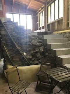 Situé en pleine forêt, au milieu d une châtaigneraie, sans voisins, à l'eau de source, sur un chemin de randonnée, c'est un lieu propice au ressourcement et au tourisme vert.   Le lieu est une très ancienne ferme réhabilitée par nos soins depuis 2018 avec des matériaux respectueux, et un souci de préservation des ressources locales telles que l'eau et le bois. Il permet d accueillir jusqu'à 14 personnes. https://hrvroy.wixsite.com/coeurdeforet