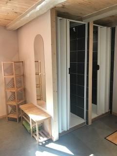 Situé en pleine forêt, au milieu d une châtaigneraie, sans voisins, à l'eau de source, sur un chemin de randonnée, c'est un lieu propice au ressourcement et au tourisme vert.   Le lieu est une très ancienne ferme réhabilitée par nos soins depuis 2018 avec des matériaux respectueux, et un souci de préservation des ressources locales telles que l'eau et le bois. Il permet d accueillir jusqu'à 14 personnes. https://hrvroy.wixsite.com/coeurdeforet