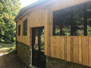 Situé en pleine forêt, au milieu d une châtaigneraie, sans voisins, à l'eau de source, sur un chemin de randonnée, c'est un lieu propice au ressourcement et au tourisme vert.   Le lieu est une très ancienne ferme réhabilitée par nos soins depuis 2018 avec des matériaux respectueux, et un souci de préservation des ressources locales telles que l'eau et le bois. Il permet d accueillir jusqu'à 14 personnes. https://hrvroy.wixsite.com/coeurdeforet